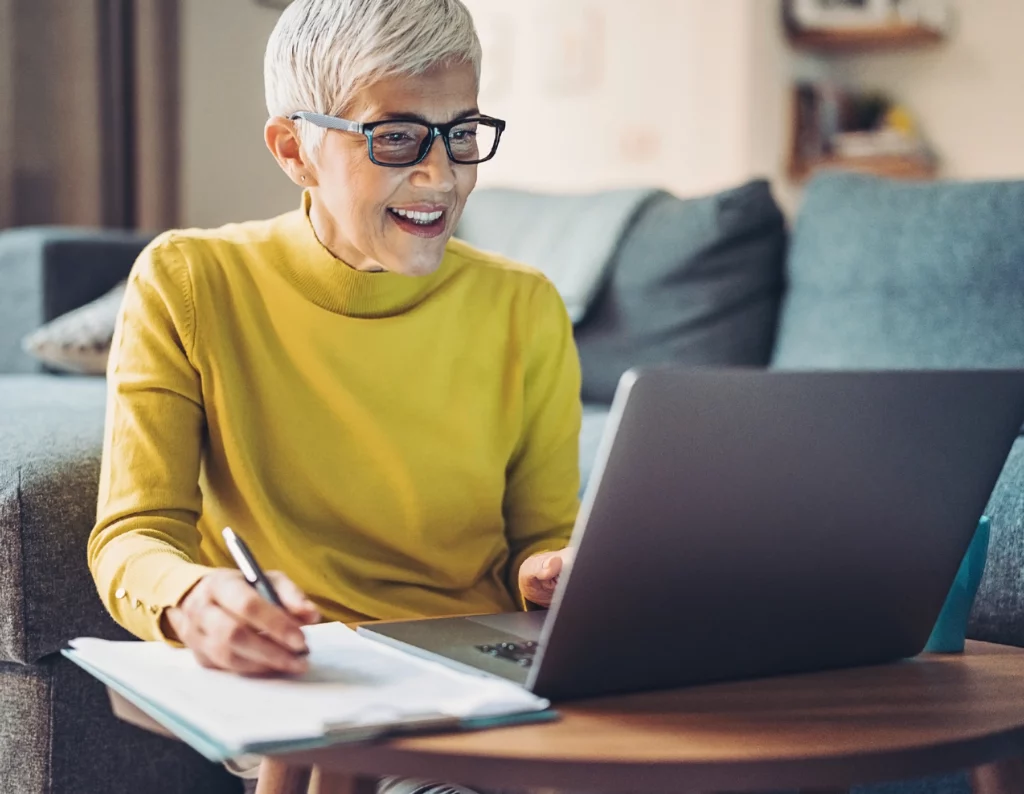 Woman with glasses in front of laptop