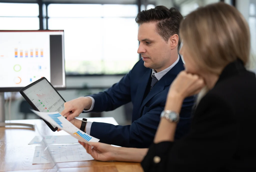 advisor showing client private market trends with graphs and visualizations