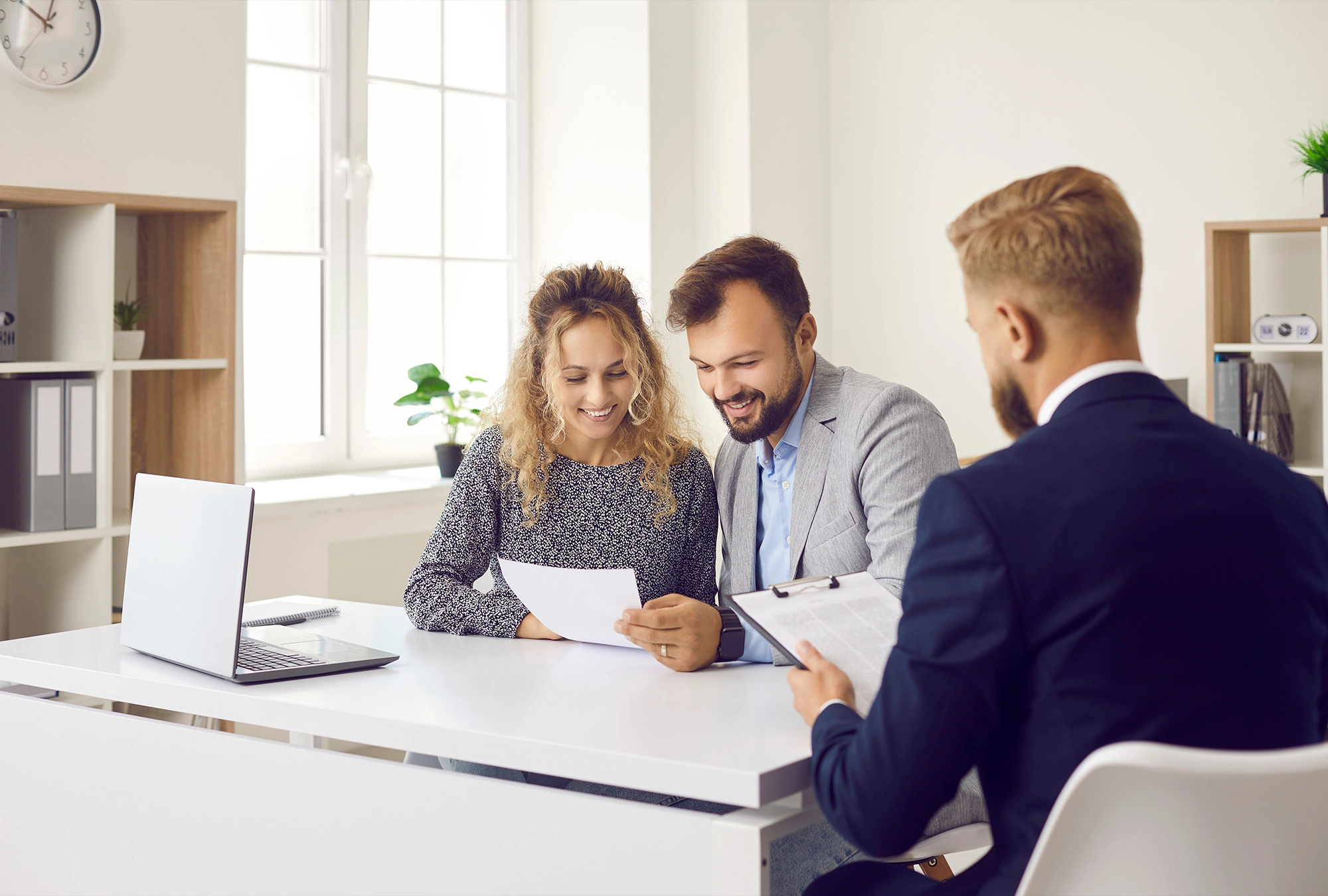 A couple is comparing a roth IRA to a traditional IRA with their advisor
