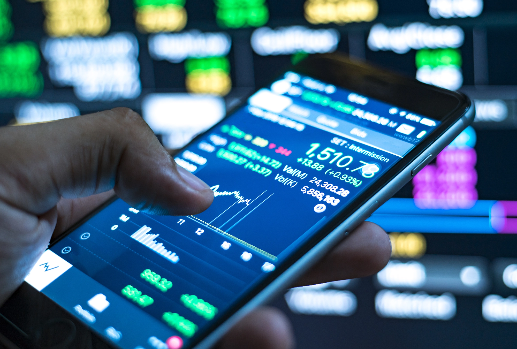 A person trading stocks on their phone